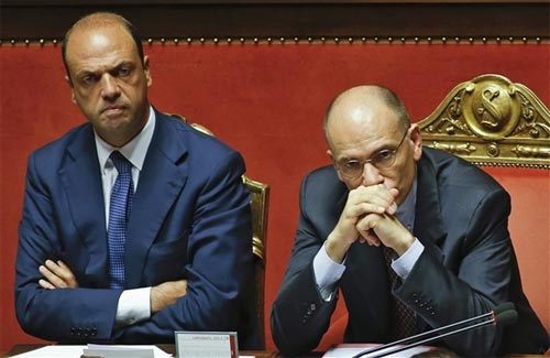 Thủ tướng Enrico Letta (phải) đang tìm cách đưa Italia thoát khỏi khủng hoảng chính trị sau khi 5 bộ trưởng thuộc đảng của Silvio Berlusconi rút khỏi chính phủ liên minh.