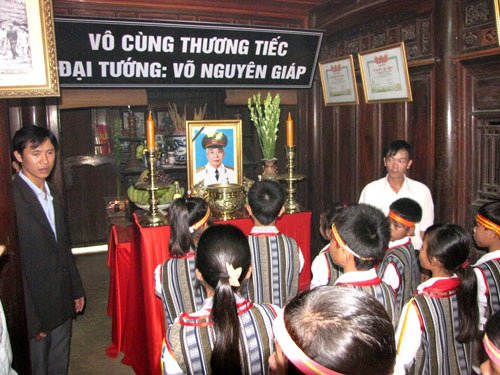 Học sinh Trường dân tộc nội trú Lệ Thủy đến viếng Đại tướng Võ Nguyên Giáp