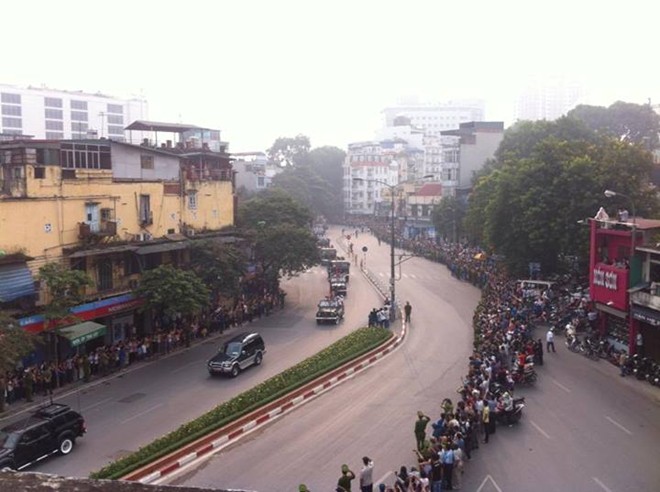 Người dân đứng hai bên đường đưa tiễn linh cữu Đại tướng về quê hương Quảng Bình  