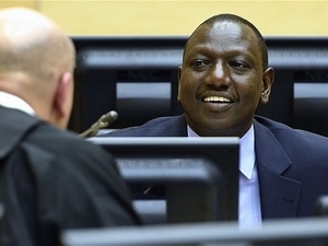  Phó Tổng thống Kenya William Ruto trò chuyện với luật sư. (Nguồn: Getty)