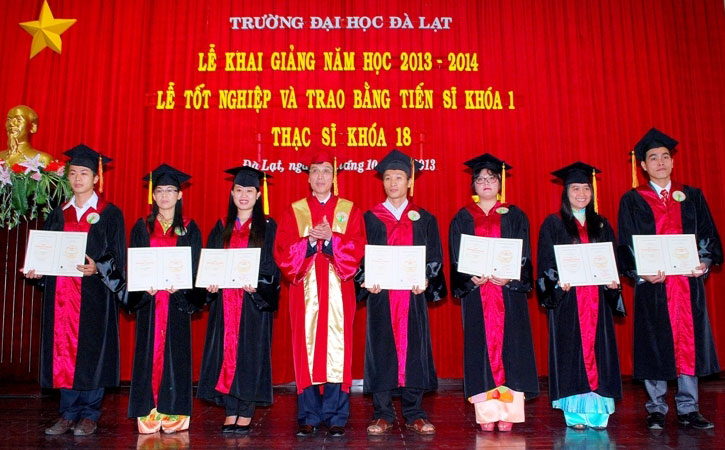 Đại học Đà Lạt: Khai giảng năm học 2013 - 2014, trao bằng Tiến sĩ khóa 1 và Thạc sĩ khóa 18