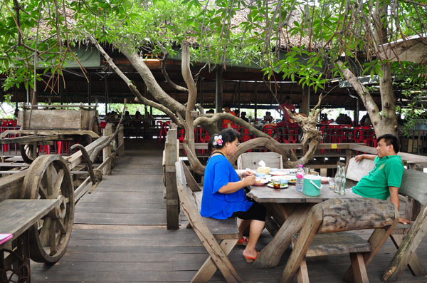 Khuôn viên nhà hàng Kroo Uh Sopa