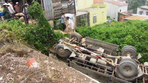 Bảo Lộc: Xe tải lao xuống vực, 2 người thoát chết