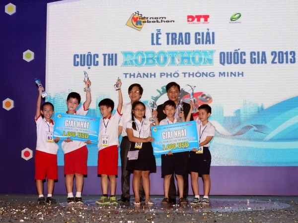 Trường Tiểu học VietKids B3 (Hà Nội, bên trái) và đội trường Tiểu học Trần Cao Vân D8 (Đà Nẵng) đoạt chức vô địch giải Robothon quốc gia 2013. (Ảnh: Trần Lê Lâm/Vietnam+)