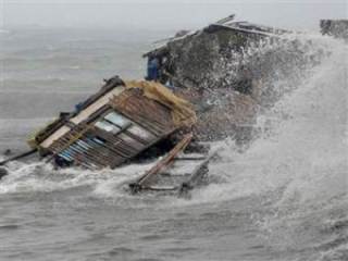 Một căn nhà bị cuốn trôi do siêu bão Hải Yến ập vào Philippines ngày 8.11 - Ảnh: Reuters