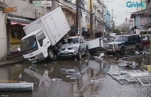 Trên những con phố ở Tacloban.