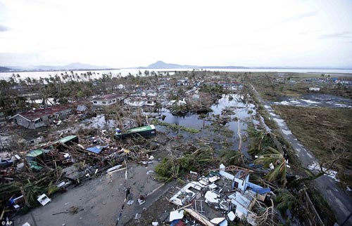 Thành phố Tacloban thành bình địa sau cơn bão.