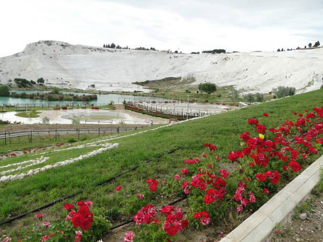 Pamukkale - lâu đài bông trắng xóa như ngọn núi tuyết giữa mùa hè