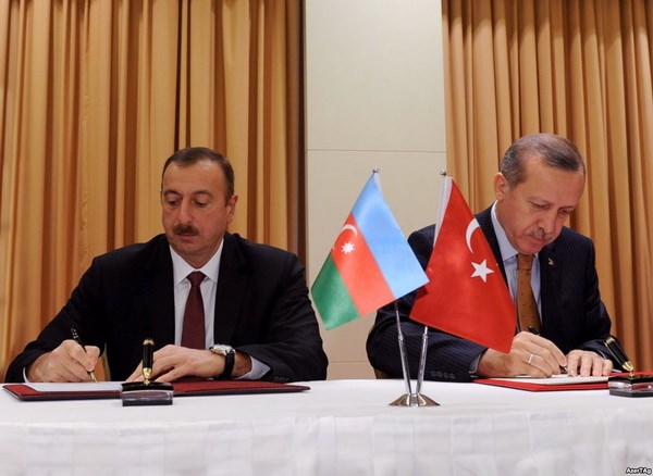 Tổng thống Azerbaijan Ilham Aliyev (trái) và Thủ tướng Thổ Nhĩ Kỳ Tayyip Erdogan ký kết một thỏa thuận hợp tác. (Nguồn: rferl.org)