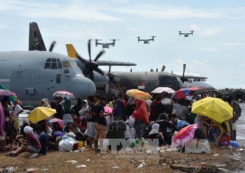 Máy bay chở hàng cứu trợ tới Tacloban, giúp đỡ các nạn nhân bão Haiyan. (Nguồn: AFP-TTXVN)