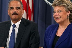 Bộ trưởng Tư pháp Mỹ Eric Holder (trái) và bà Viviane Reding, Phó Chủ tịch EC kiêm Ủy viên tư pháp ở Washington. (Nguồn: AFP)