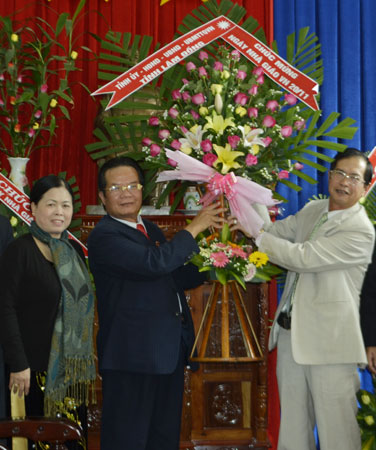 Đồng chí Hoàng Sĩ Sơn - Phó Bí thư Thường trực Tỉnh ủy tặng hoa chúc mừng Sở GD-ĐT