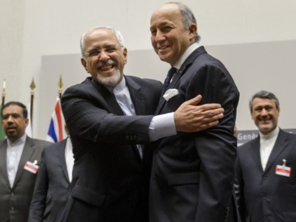 Ngoại trưởng Iran Mohammad Javad Zarif (trái) và người đồng cấp Pháp Laurent Fabius tại buổi ra tuyên bố về thỏa thuận. (Ảnh: AFP/Getty Images)