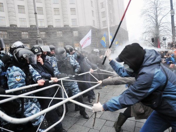 Xung đột giữa cảnh sát và những người biểu tình tại Kiev. (Nguồn: AFP/TTXVN)