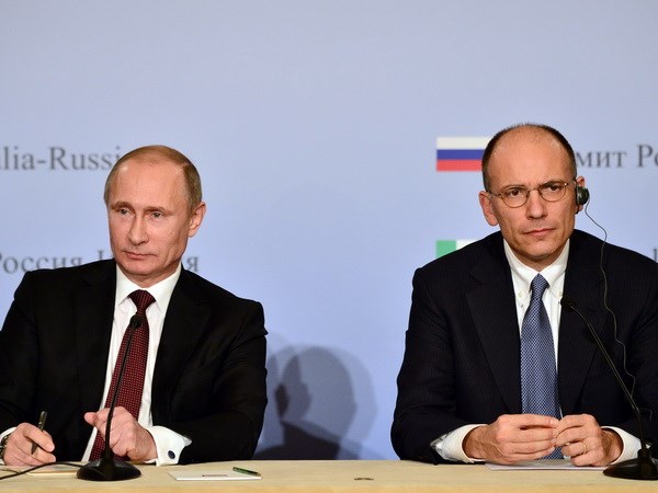 Thủ tướng Italy Enrico Letta (phải) và Tổng thống Nga Vladimir Putin trong buổi họp báo chung sau cuộc gặp. (Nguồn: AFP/TTXVN)