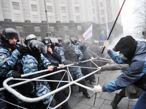 Ẩu đả dữ dội giưa cảnh sát Ukraine và sinh viên ở thủ đô Kiev hôm 30/11. (Ảnh: AFP/TTXVN)