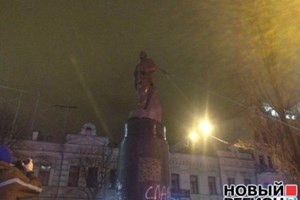 Ukraine: Những kẻ quá khích kéo đổ tượng Lenin tại Kiev