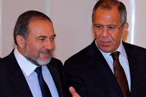 Ngoại trưởng Nga Sergei Lavrov (phải) và Ngoại trưởng Israel Avigdor Lieberman (Nguồn:EPA)