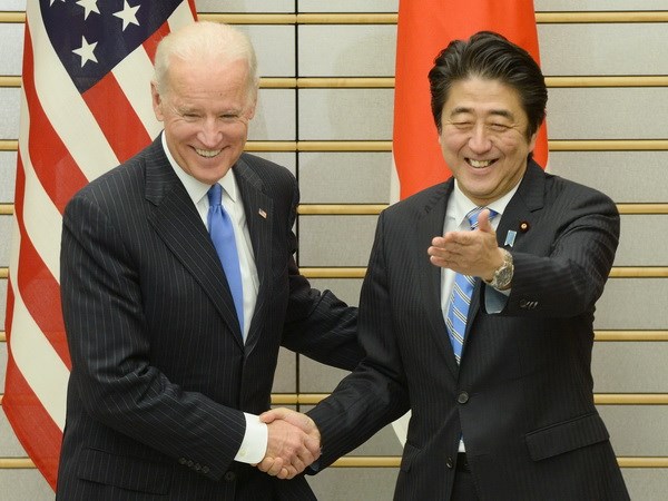 Thủ tướng Nhật Bản Shinzo Abe (phải) có cuộc gặp với Phó Tổng thống Mỹ Joe Biden. (Ảnh: AFP/TTXVN)