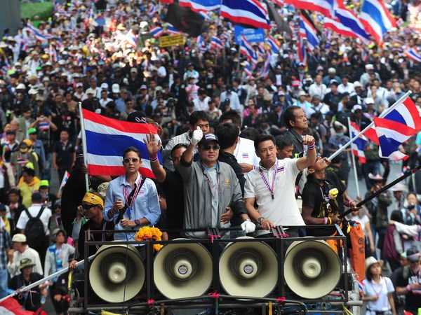 Người biểu tình chống chính phủ ở Thái Lan tuần hành tại thủ đô Bangkok. (Ảnh: AFP/TTXVN)