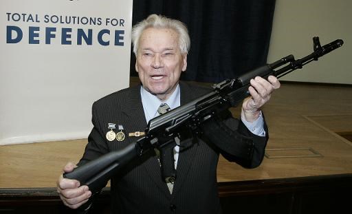 Kalashnikov với khẩu súng trường huyền thoại (Nguồn: AFP)