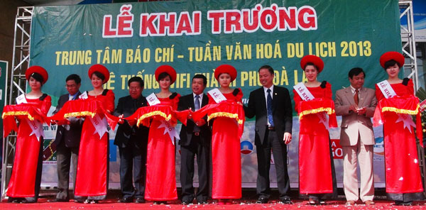 Cắt băng khai trương Trung tâm Báo chí Tuần Văn hóa du lịch Đà Lạt năm 2013