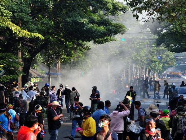 Người biểu tình chống chính phủ xung đột với cảnh sát chống bạo động ở Bangkok. (Nguồn: THX/TTXVN)