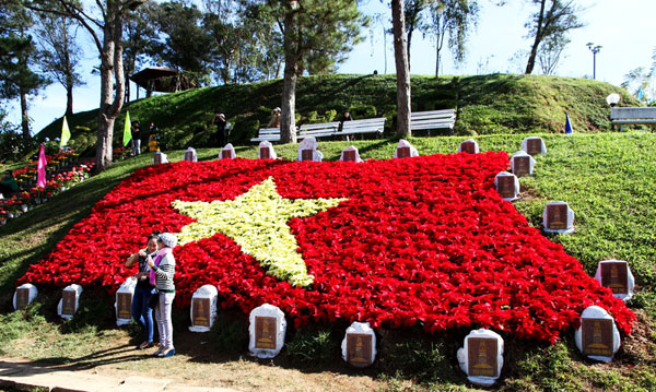 Tiểu cảnh không gian Trường Sa bằng hoa tươi