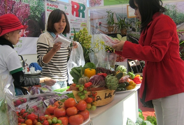 Tấp nập mua bán rau, quả sạch