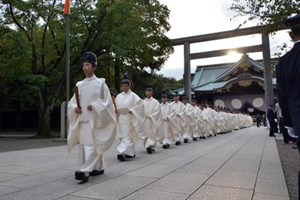 Việc chính trị gia Nhật thăm đền Yasukuni là vấn đề nhạy cảm trong quan hệ giữa các nước Đông Á (Nguồn: AFP)