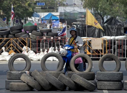 Một người biểu tình đi xe máy qua các chốt chặn trước tòa nhà chính phủ hôm 2/1 (Nguồn: AFP)