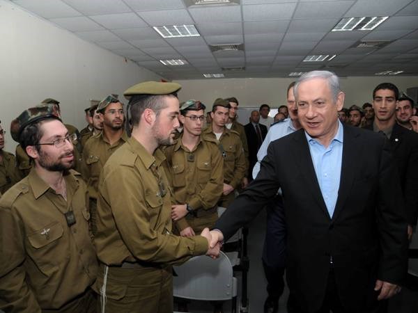 Thủ tướng Netanyahu đang chịu nhiều áp lực từ đối tác trong liên minh cầm quyền. (Ảnh: vosizneias.com)