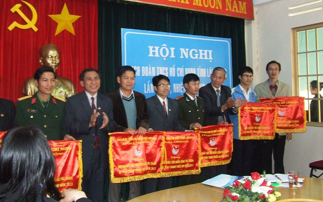 Khen thưởng cho các đơn vị xuất sắc trong công tác Đoàn và phong trào thanh thiếu nhi 2013