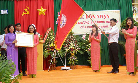 Lãnh đạo Trường THCS Lê Hồng Phong đón nhận Huân chương Lao động hạng Ba của Chủ tịch nước