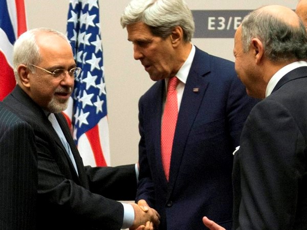 Cái bắt lịch sử giữa Ngoại trưởng Iran Mohammad-Javad Zarif (trái) và người đồng cấp Mỹ John Kerry (giữa) sau khi công bố thỏa thuận hạt nhân hồi tháng 11/2013. (Ảnh: nypost.com)