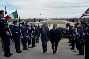 Bộ trưởng Quốc phòng Mỹ Chuck Hagel và người đồng cấp Mario Mauro đang ở thăm Mỹ. (Nguồn: defense.gov)