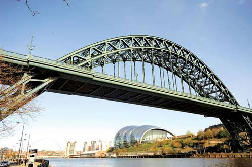 Nhịp cong nổi tiếng của cầu sông Tyne ở Newcastle