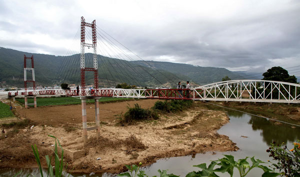 Cầu vượt lũ qua sông Đa Nhim ở xã Lạc Xuân do linh mục Phạm Công Phương và nhân dân tình nguyện quyên góp vốn xây dựng