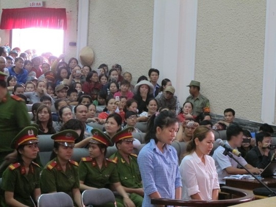 Hai bảo mẫu đánh đập, bóp cổ, đè đầu trẻ cùng lãnh 3 năm tù