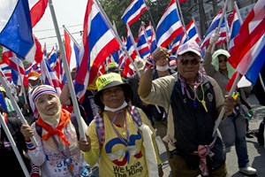 Những người biểu tình chống chính phủ tuần hành tại thủ đô Bangkok ngày 24/1. (Nguồn: AFP/TTXVN)