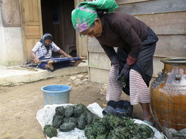 Bà Ka Glong làm chất nhuộm màu chàm truyền thống còn bà Ka Măng (phía sau) dệt