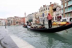 Đi dạo trên đường phố Venice bằng thuyền đáy bằng. (Nguồn: Italy Haven)