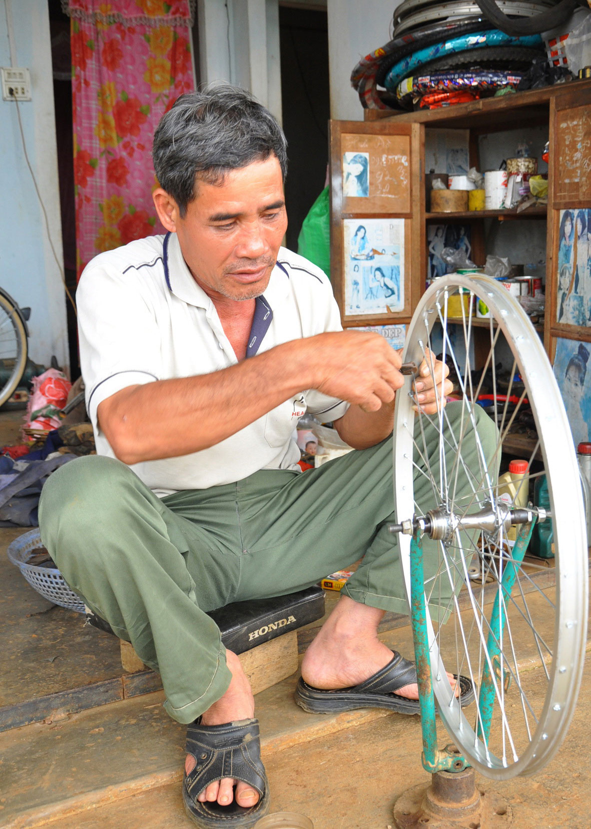 Sửa xe đạp và trực Chốt dân phòng là công việc thường ngày của anh Đặng Xuân Mạnh