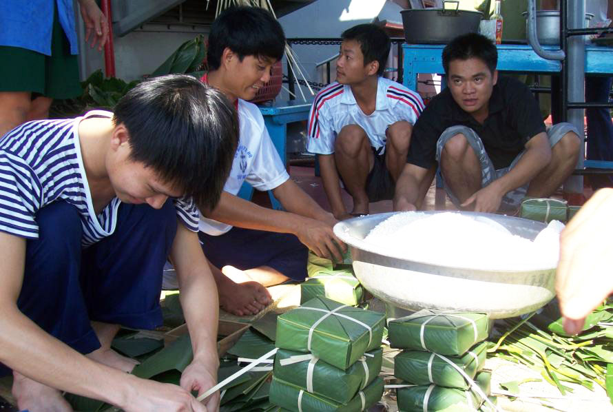 Lính Trường Sa gói bánh chưng đón tết sớm