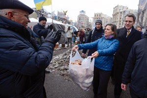 Trợ lý Ngoại trưởng Mỹ Victoria Nuland trên đường phố Kiev tháng 12/2013 (Nguồn: AFP)