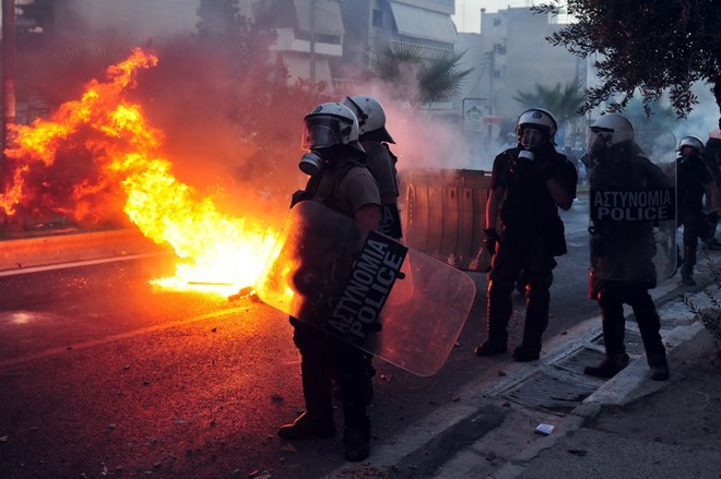 Đụng độ giữa cảnh sát và người biểu tình ở Athens ngày 18/9/2013. (Ảnh: AFP/TTXVN)