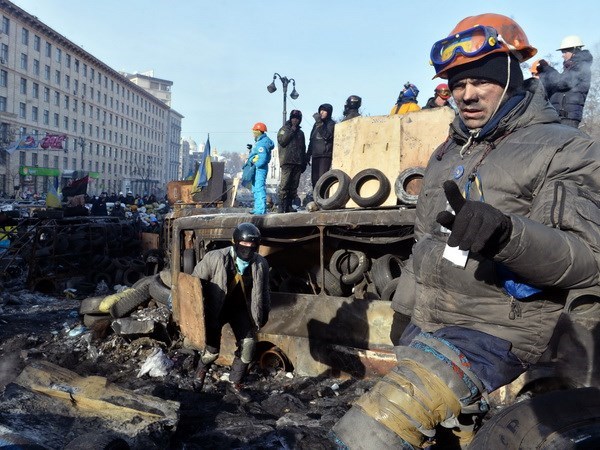 Người biểu tình chống Chính phủ dựng rào chắn bên ngoài trụ sở Bộ Nội vụ Ukraine ở Kiev ngày 27/1. (Nguồn: AFP/TTXVN)