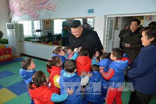 Ngày 5/2/2014, hãng thông tấn trung ương Triều Tiên (KCNA) phát bức ảnh về chuyến thăm của nhà lãnh đạo Triều Tiên Kim Jong-Un đến một trại trẻ mồ côi ở Bình Nhưỡng (Không rõ ngày tháng). (Ảnh AFP/KCNA/TTXVN phát)