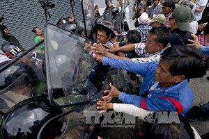 Đụng độ giữa cảnh sát và người biểu tình ở Bangkok (Nguồn: AFP/TTXVN)