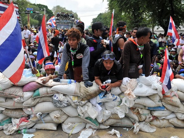 Người biểu tình dựng rào chắn gần Văn phòng Chính phủ ở Bangkok ngày 18/2. (Nguồn: THX/TTXVN)